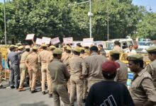 Photo of अखिलेश के खिलाफ सड़क पर उतरा गुस्सा, सपा कार्यालय जा रहे प्रदर्शनकारियों की पुलिस से झड़प