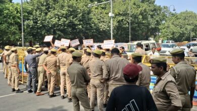 Photo of अखिलेश के खिलाफ सड़क पर उतरा गुस्सा, सपा कार्यालय जा रहे प्रदर्शनकारियों की पुलिस से झड़प