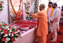 Photo of हरीश द्विवेदी के गांव पहुंचे मुख्यमंत्री, दिवंगत माता को दी श्रद्धांजलि