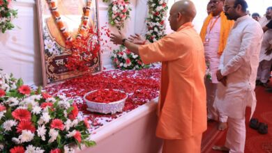Photo of हरीश द्विवेदी के गांव पहुंचे मुख्यमंत्री, दिवंगत माता को दी श्रद्धांजलि