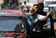 Photo of काशीवासियों के अभिवादन के लिए कार से बाहर आए प्रधानमंत्री मोदी, नमो घाट तक दिखा उत्सवी माहौल