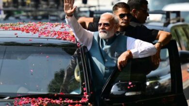 Photo of काशीवासियों के अभिवादन के लिए कार से बाहर आए प्रधानमंत्री मोदी, नमो घाट तक दिखा उत्सवी माहौल