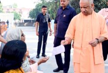Photo of गोरखनाथ मंदिर में जनता दर्शन, CM योगी ने सुनीं लोगों की समस्याएं