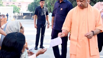 Photo of गोरखनाथ मंदिर में जनता दर्शन, CM योगी ने सुनीं लोगों की समस्याएं